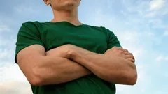 Vad betyder det när någon korsar armarna under ett samtal? Psykologer ger svaret