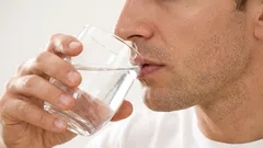 En enkel vana: experter förklarar varför ett glas varmt vatten är bra