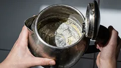 Kalken försvinner på några minuter: Häll detta i vattenkokaren i stället för ättika
